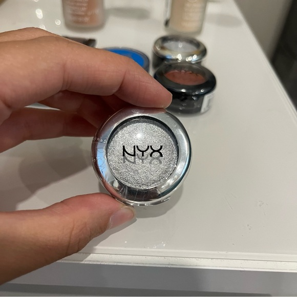 Bundle of 4 eyeshadows, 1 bkush and 2 body shimmers - Picture 11 of 14